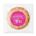 Autocollant rond rose 'Thinking of You' sur sachet de biscuits givré à pois blancs - Rouge Rose (THINKING OF YOU)