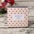 Rosa Geschenkbox mit Herzmuster, Marmor-Stil Schubladendesign und Merci-Etikett-Detail - Rosa Herz