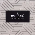 Vierkante zwarte sticker met Franse tekst 'merci BEAUCOUP' op geometrische basis - Zwarte Achtergrond Schrijfletter / 5x2.5cm