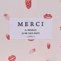 Roze Merci-sticker met aardbeien en lippen voor Valentijnscadeauverpakkingen - Witte Achtergrond Serif / 5x2.5cm