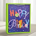 Μπλε τσάντα δώρου Happy Birthday με πολύχρωμα τρισδιάστατα patches και πράσινες άκρες - Γράμματα Happy Birthday / Μικρό (18x8.5x24cm)