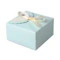 Elegante mintblaue quadratische Geschenkbox mit Muschelrand und creme Satinband - Mit Band / Blau
