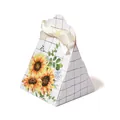 Dreieckige Geschenkbox mit schwarzem Karomuster, Sonnenblumenprint und beige Schleife - Weißer Tweed-Stil