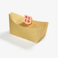 Goldene Geschenkbox in Sycee-Form mit traditionellen Mustern und einem rosa Anhänger - Frieden und Freude