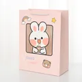 Sacchetto regalo rosa con coniglio cartoon, finestra trasparente e manici in corda - Piccolo / Coniglio Rosa