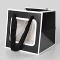 Quadratische schwarze Geschenktüte mit weißem Rand und Sichtfenster für Blumen und Kuchen - 15x15x15 / Schwarz mit weißem Rand