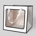 Weiße Geschenktasche mit großem Sichtfenster, schwarzem Rand und Stoffgriffen - 20x20x20 / Weißer Schwarzer Rand