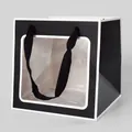 Schwarz-weiße Geschenktüte mit Sichtfenster und robusten schwarzen Kordelgriffen - 20x20x20 / Schwarz mit weißem Rand