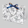 Bolsa de regalo vintage blanca con flores, lazo de satén azul y asas grises - Estilo Floral / 36x12x25cm / Blanco