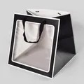 Elegante sacchetto regalo nero quadrato con grande finestra trasparente e manici - 30x30x30 / Nero con bordo bianco