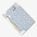 Blaue florale Schokoladenbox mit weißem Satinband in einer Klarsichtverpackung - Faltschachtel / Blue Damask Floral