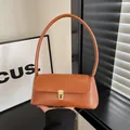 Elegante bolso baguette vintage marrón en ecopiel texturizada con cierre dorado y asa larga - Marrón Amarillento
