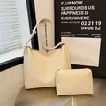 Minimalistische crèmewitte tote bag set met bijpassend ritszakje en schouderriem - Wit