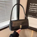 Elegante bolso baguette de cuero negro mate con un cierre dorado sofisticado para mujer - Negro