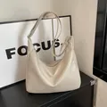 Beige große Hobo-Tasche aus PU-Leder mit verstellbarem breitem Schultergurt - Weiß