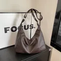 Große dunkelbraune Shopper-Tasche aus weichem Leder mit breitem Schultergurt - Braun