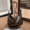 Große schwarze matte PU-Leder Shopper Tasche mit breitem Gurt und minimalistischem Design - Schwarz