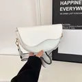 Borsa a sella bianca da donna con tracolla a contrasto e dettagli dorati - Bianco