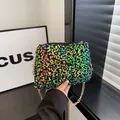 Mini borsa a secchiello con paillettes colorate, catena d'oro e stile elegante - Verde