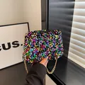 Borsa a tracolla con paillettes colorate e catena dorata con finitura lucida - Colorato
