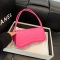 Lebendige rosarote Ledertasche mit goldener Logo-Prägung und Wellendesign - Rosarot