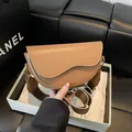 Borsa a sella in pelle marrone con patta a onde e tracolla in tessuto in scatola regalo - Cachi