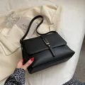 Borsa a tracolla minimalista in ecopelle nera con elegante fibbia dorata - Nero