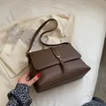Borsa a tracolla vintage in pelle testa di moro con fibbia in metallo e tracolla lunga - caffè