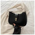Détail d'un sac porté épaule croissant noir avec fermoir rotatif à double anneau doré - Noir
