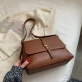 Borsa a tracolla vintage in pelle marrone caramello con fibbia dorata e design a patta - Marrone