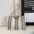 Borsa tote a righe verticali verde foresta e grigie con sottili tracolle minimaliste - Bianco
