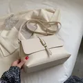 Borsa a tracolla minimalista in ecopelle bianco crema con elegante fibbia in metallo dorato - Beige
