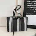 Borsa tote a righe verticali in tessuto bianco e nero con sottili tracolle nere - Nero