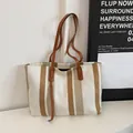 Grande borsa tote minimalista con strisce verticali in tela testurizzata beige e marrone - Marrone Scuro
