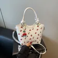 Sac seau rétro blanc à motif cerise avec poignée nouée et breloque cerise rouge - Blanc