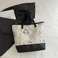 Tragetasche mit Blumenmuster, Federfransen-Details und schwarzen PU-Lederriemen - Tote Bag / Schwarz