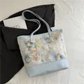 Hellblaue Shopper-Tasche mit floraler Spitzenstickerei und langen Kunstledergriffen - Tote Bag / Blau