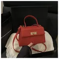 Funkelnde rote kleine quadratische Handtasche mit goldenem Drehverschluss und Geschenkbox - Rot