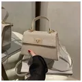 Elegante silberne Pailletten-Handtasche mit goldenem Drehverschluss und Glanzeffekt - Gold