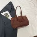 Καφέ τσάντα tote από σουέτ και δέρμα με μακριά λουριά ώμου για το φθινόπωρο - Καφέ