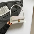 Sac sous le bras blanc chic avec rabat texturé croco beige et fermoir doré - Blanc