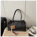 Detalle de bolso tote negro con etiqueta FASHION y colgante de oso de peluche marrón - Con Colgante / Negro