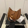 Elegante bolso hobo de media luna marrón con hebilla de herradura dorada y cadena - Marrón Oscuro / 21.5
