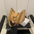 Elegante bolso de hombro tipo montura caqui para mujer con hebilla D dorada y correa - Caqui / 21.5