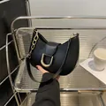 Bolso hobo minimalista de cuero negro con hebilla dorada y detalle de cadena elegante - Negro / 21.5