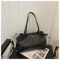 Detalle del bolso tote negro de cuero sintético con logo FASHION y cordones decorativos - Sin colgante / Negro