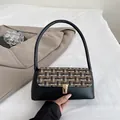 Schicke schwarze matte Baguette-Tasche mit Tweed-Klappe und goldener Metallschnalle - Schwarz