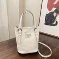 Borsa a secchiello bianca in pelle cerata con placca metallica e tracolla rimovibile - Bianco Sporco