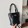 Secchiello retrò in pelle cerata nera con hardware argento e spalline regolabili - Nero