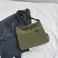 Olivgrüne Cord-Einkaufstasche mit verstellbarem Schultergurt und Fashion-Label - Grün